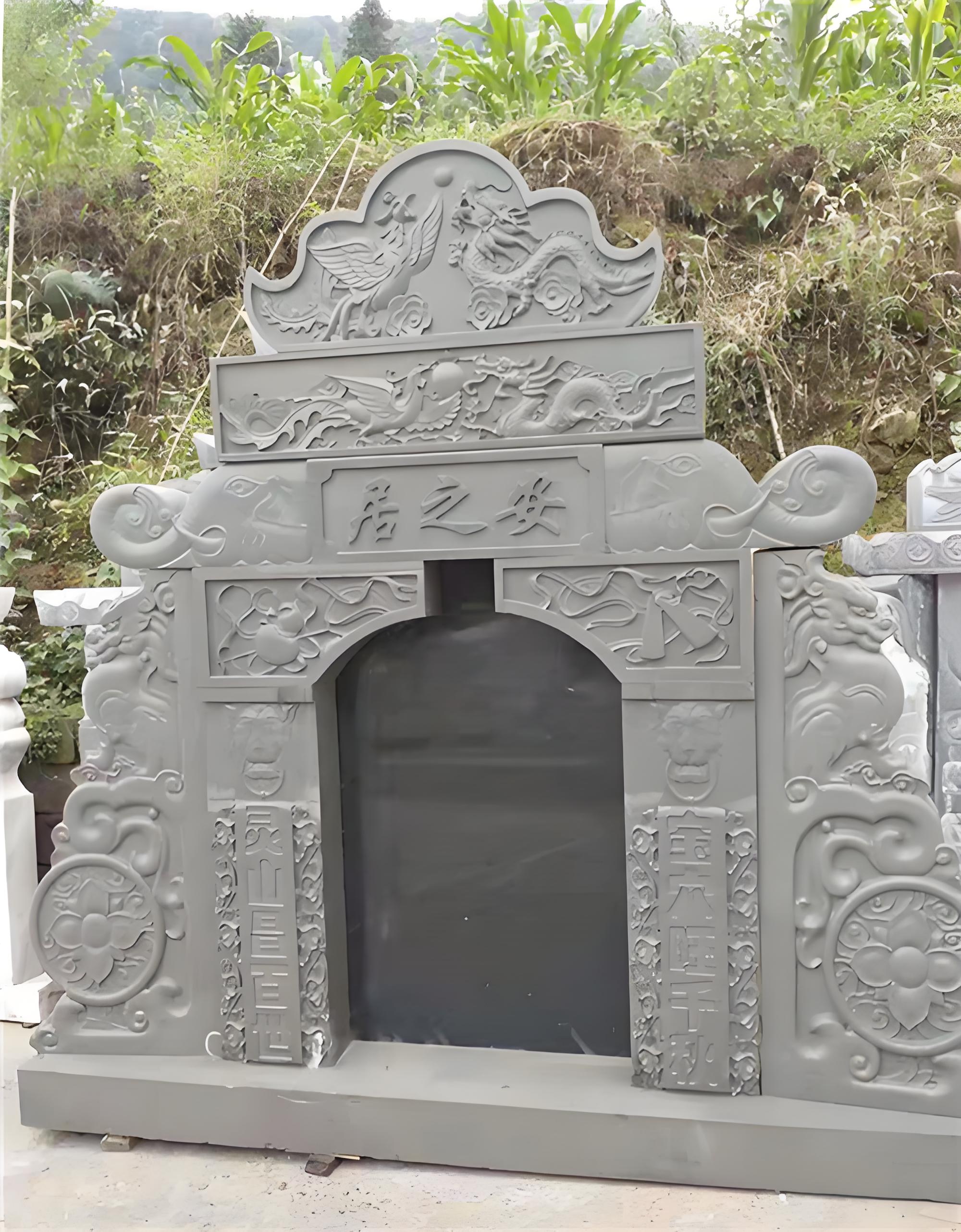 青石墓碑作為古代墓葬文化中的重要組成部分，承載著豐富的歷史背景和深刻的意義。在古代社會中，青石墓碑起著記錄和紀(jì)念的作用，不僅承載著逝者的姓名、生平經(jīng)歷和家世，還反映了當(dāng)時社會的文化、宗教、價值觀念等方面。青石墓碑的存在不僅是對逝者的尊重與懷念，也是對歷史的延續(xù)和對后人的啟示。