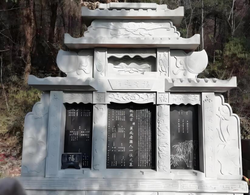 青石墓碑作為古代墓葬文化中的重要組成部分，承載著豐富的歷史背景和深刻的意義。在古代社會中，青石墓碑起著記錄和紀(jì)念的作用，不僅承載著逝者的姓名、生平經(jīng)歷和家世，還反映了當(dāng)時社會的文化、宗教、價值觀念等方面。青石墓碑的存在不僅是對逝者的尊重與懷念，也是對歷史的延續(xù)和對后人的啟示。