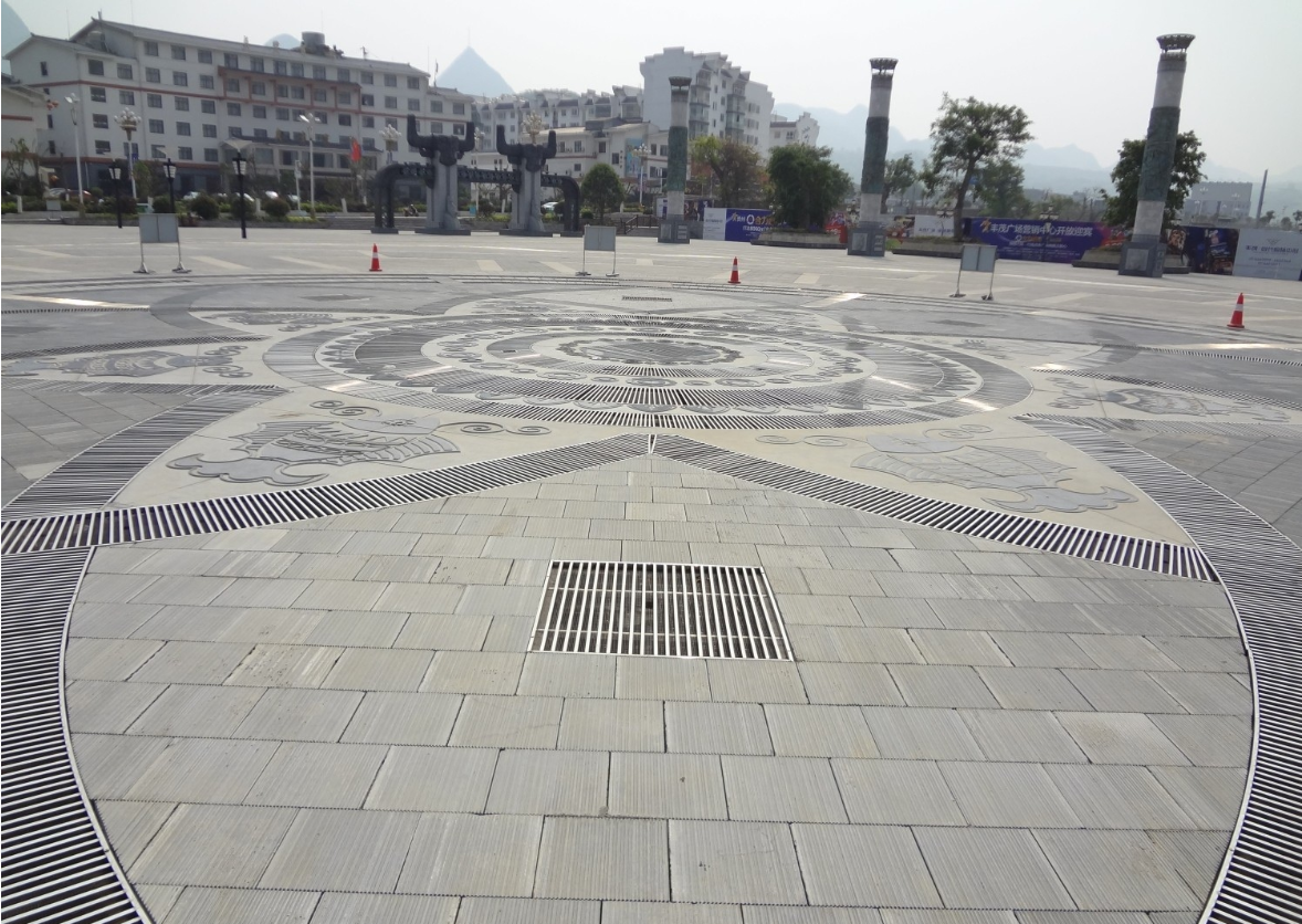 青石鋪設(shè)廣場(chǎng)地面